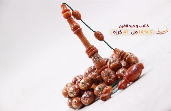 خشب وحيد القرن مطعم بالزمرد والياقوت