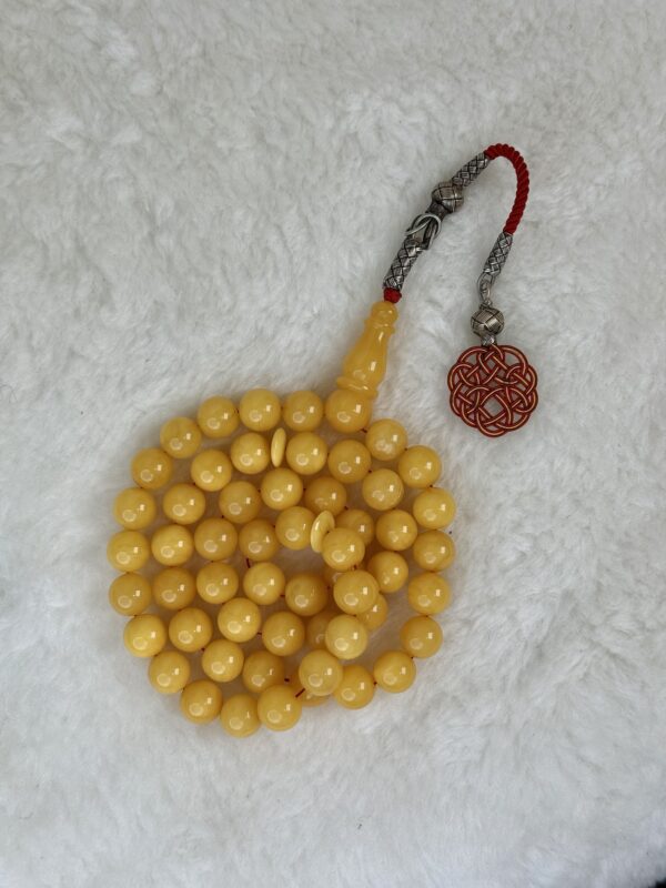 كهرم طبيعي ماخذ لون