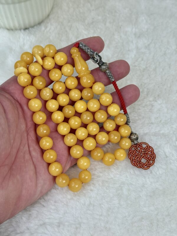 كهرم طبيعي ماخذ لون