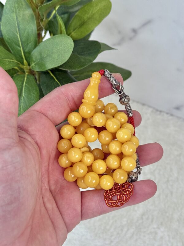 كهرم طبيعي ماخذ لون