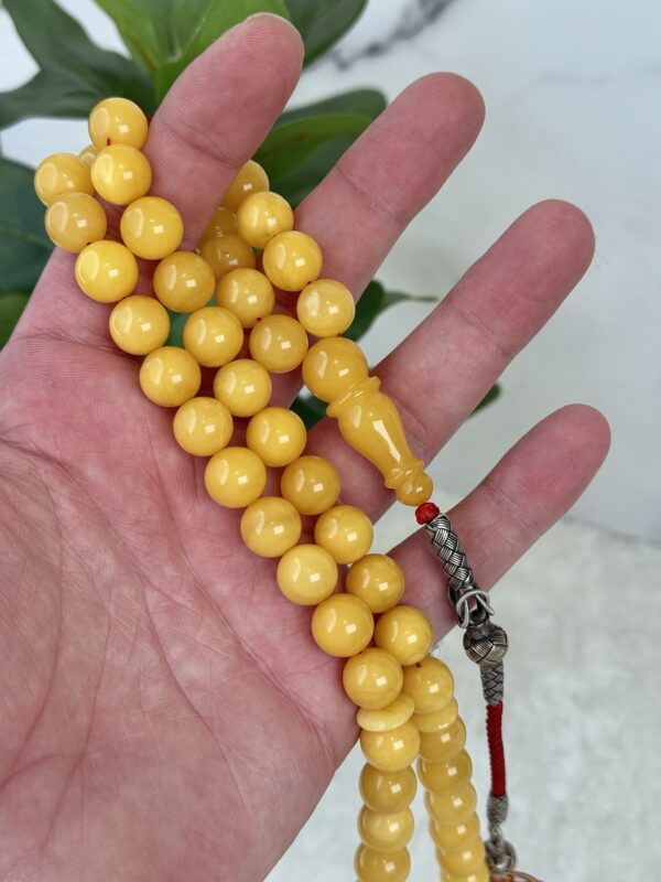 كهرم طبيعي ماخذ لون