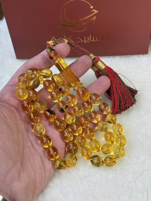 كهرم طبيعي شفاف