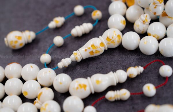 مستكة مع بودره كهرم