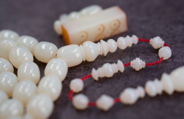 دومنة لؤلؤية شفافية وانعكاس احمر