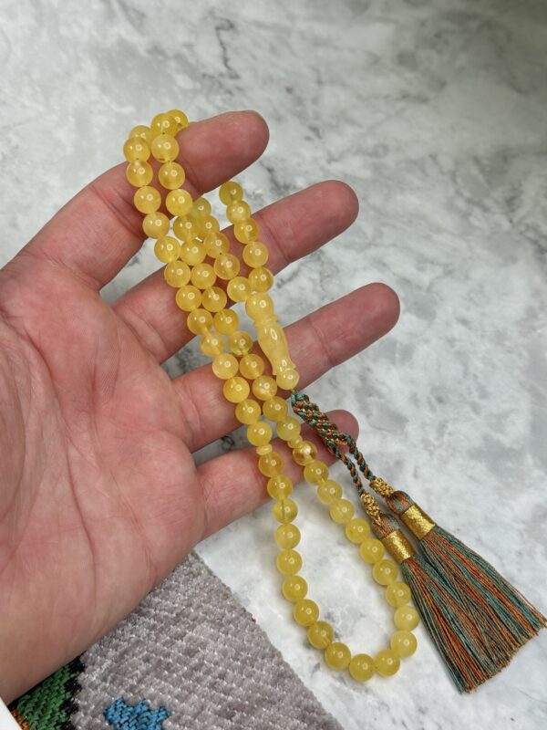 كهرم طبيعي مغيم