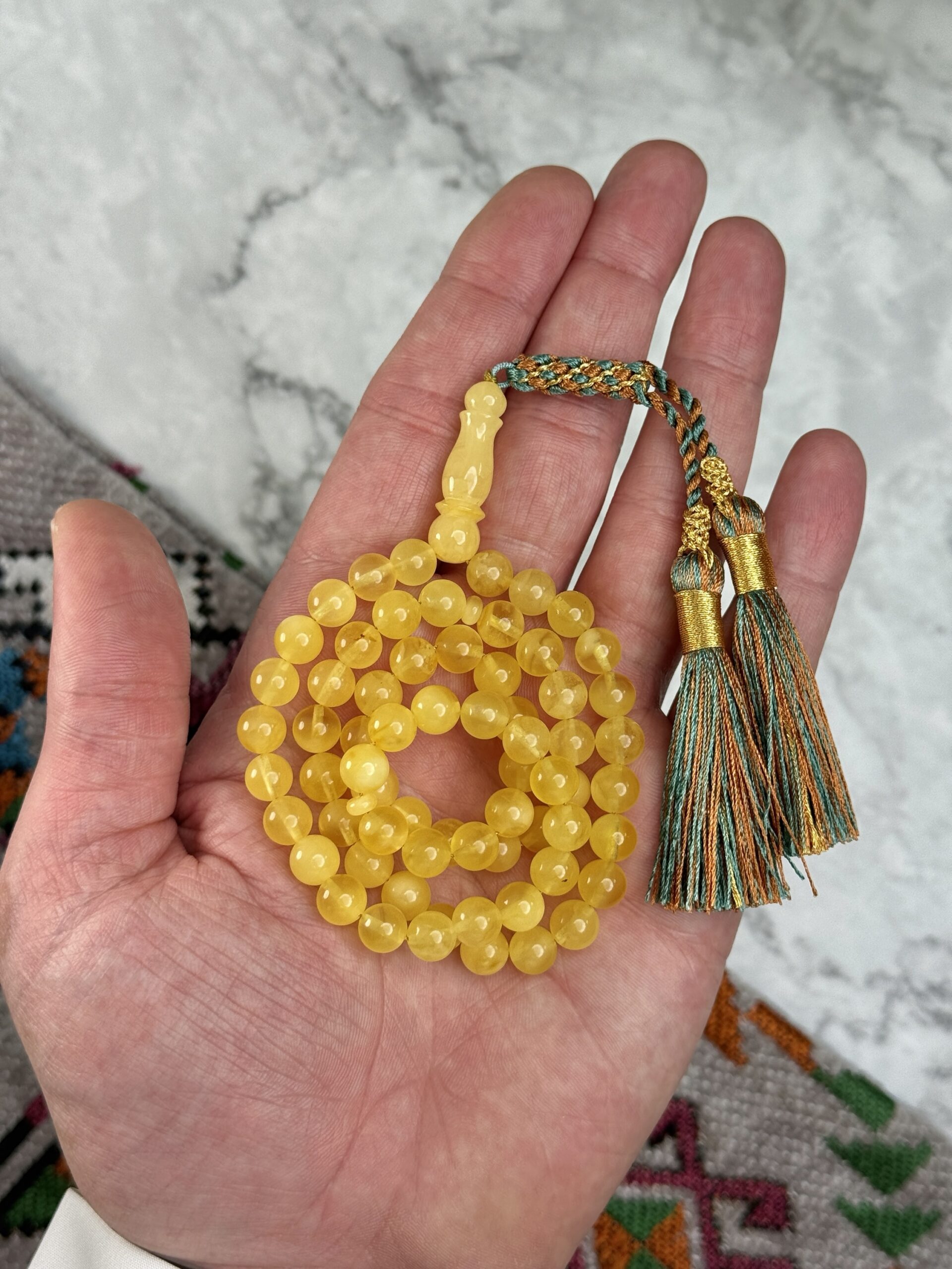 كهرم طبيعي مغيم