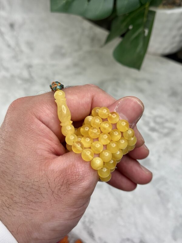 كهرم طبيعي مغيم