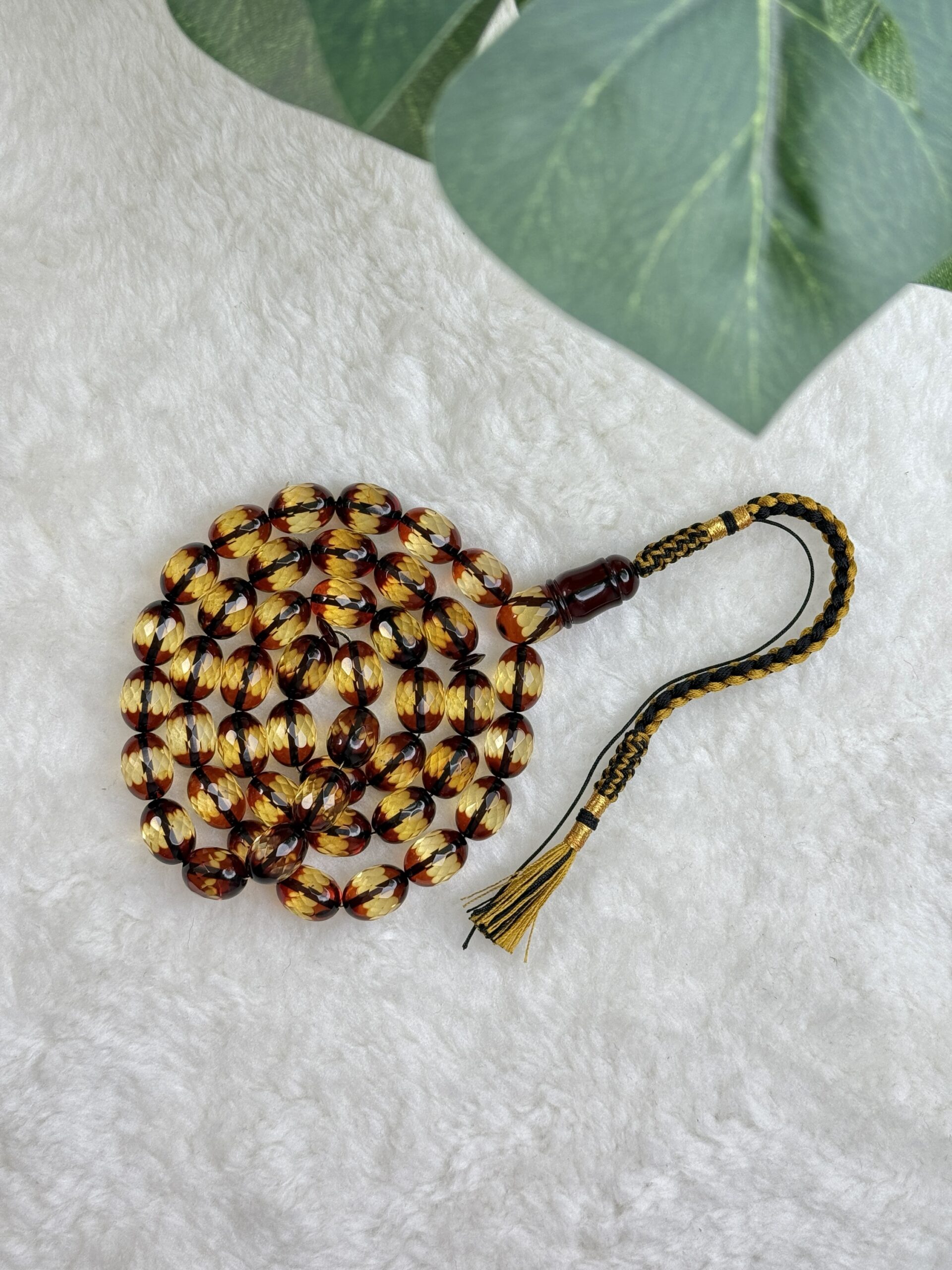 كهرم طبيعي معالج بالليز