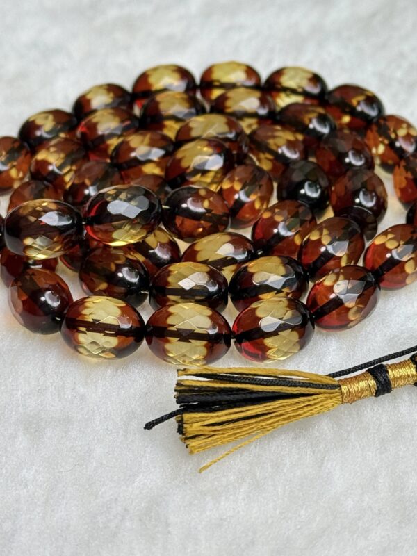 كهرم طبيعي معالج بالليز