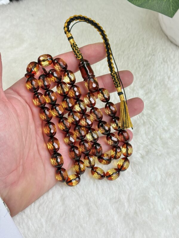 كهرم طبيعي معالج بالليز