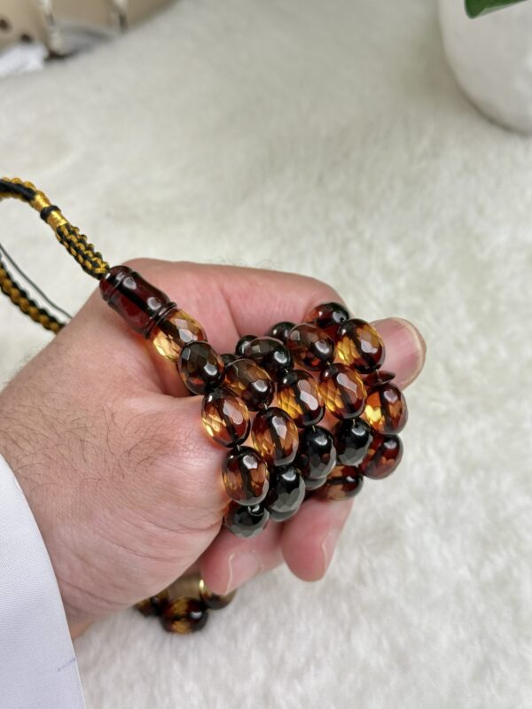 كهرم طبيعي معالج بالليز