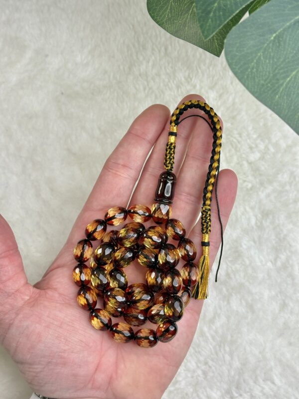 كهرم طبيعي معالج بالليز