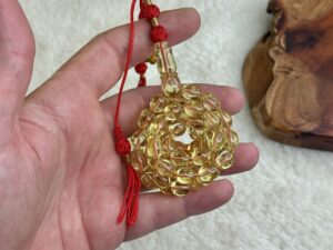 كهرم طبيعي شفاف بيضوي