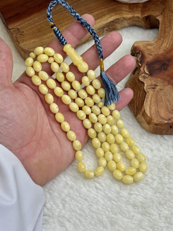 img_9161 كهرم طبيعي كريمي بيضوي