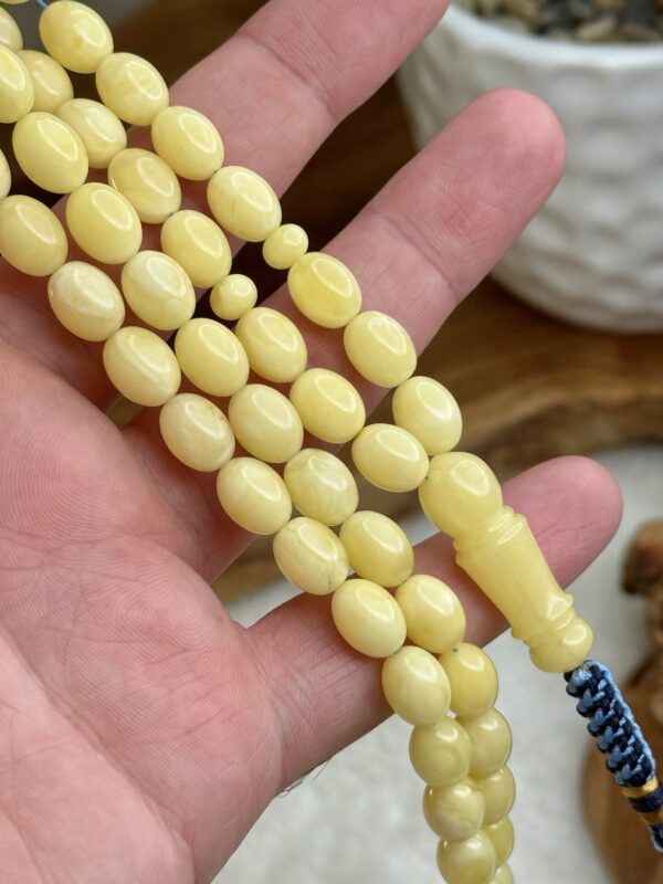 img_9164 كهرم طبيعي كريمي بيضوي