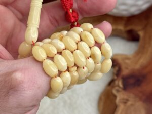 كهرم طبيعي بيضوي ليموني