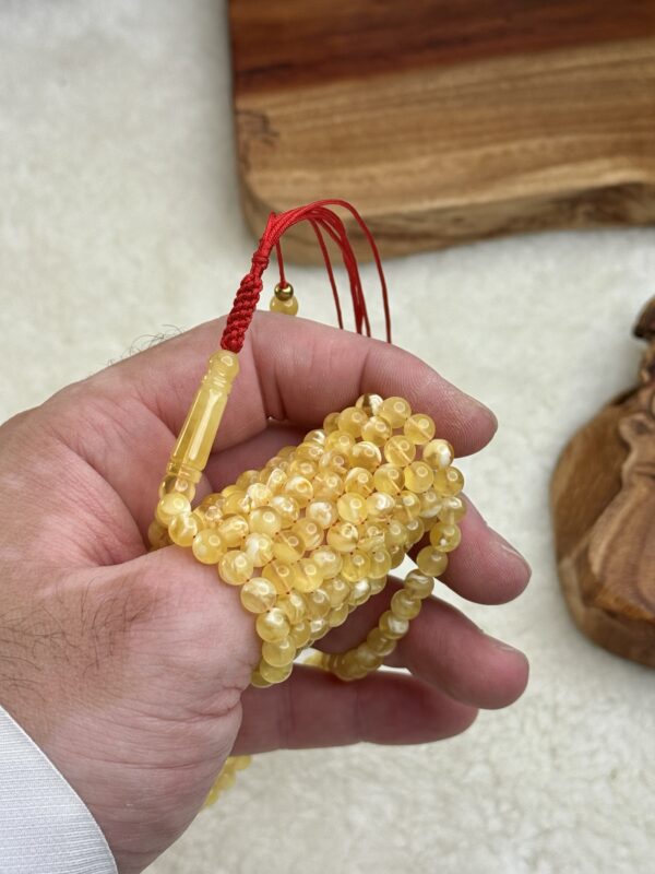 كهرم طبيعي ملطخ