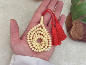 كهرم طبيعي ابيض ذروي